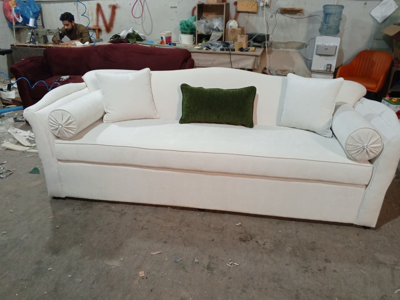 من داخل ورشة رويال ديكور